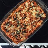 TAG 5: Sophia    Ich fühle mich verarscht und belogen. Nach einer Woche ist mir klar, dass in so ziemlich jedem Lebensmittel, das ich Zeit meines Lebens konsumiert habe, Zucker enthalten war. Nicht der natürliche Zucker, der Früchte so schön süß macht, nein, ich spreche vom Kristallzucker.     Für mich war es gerade zum Schluss relativ einfach, diese Zucker zu finden und zu umgehen. Ich arbeite von zu Hause aus und kann mir jederzeit etwas kochen und meine Mahlzeiten planen. Aber wie sieht es aus, wenn man von früh bis spät im Büro oder Schichtdienst hockt? Wie umgehe ich beim schicken Businesslunch, in der Kantine oder beim Betriebsausflug die Zuckerfallen, ohne wie eine verwöhnte, diätsüchtige Mäkelziege rüber zu kommen?     Die Antwort ist so einfach wie erschreckend: gar nicht! Unsere Gesellschaft ist auf Zucker und es ist beinahe unmöglich sich dem zu entziehen. Nicht jede hat Zeit, abends stundenlang in der Küche Gemüse zu schnippeln. Heute habe ich zum Beispiel total Bock auf Soulfood und da ich bekanntlich nicht auf Fertigprodukte zurückgreifen kann, muss ich alles komplett selbst kochen.     Ich koche also Tomaten ein, kaufe extra Vollkornnudeln und stehe insgesamt über eine Stunde in der Küche, nur um endlich mal wieder etwas Ungesundes essen zu können. Leider ist mein käsiger Nudelauflauf doch nicht so befriedigend, wie erhofft.     Dieses zuckerfreie Essen macht zwar satt, aber nicht glücklich. Und wie geht es jetzt weiter? Ich bin nicht bereit, auf meinen Rausch zu verzichten, werde aber wahrscheinlich zukünftig noch ein bisschen mehr auf versteckte Zucker achten. Außer bei PMS, denn da kann ich für nichts garantieren.