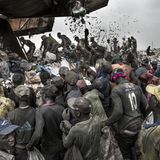 Lagos, Nigeria  Tag für Tag karren Müllwagen etwa 6000 Tonnen Abfall nach Olusosun. Die 43 Hektar umfassende Müllhalde ist die größte Nigerias – und wie andere Deponien der 18-MillionenStadt längst überfüllt. Das Risiko wächst, dass irgendwann einer der Müllberge zusammenbricht, auf denen Hunderte Menschen nach Plastik, Glas oder Metall suchen, mehr oder weniger geduldet von der staatlichen Müllbehörde. Im Jahr 2022 soll die Deponie endgültig schließen. Danach, so eine kühne Vision, soll dort ein Golfplatz oder ein Park entstehen.