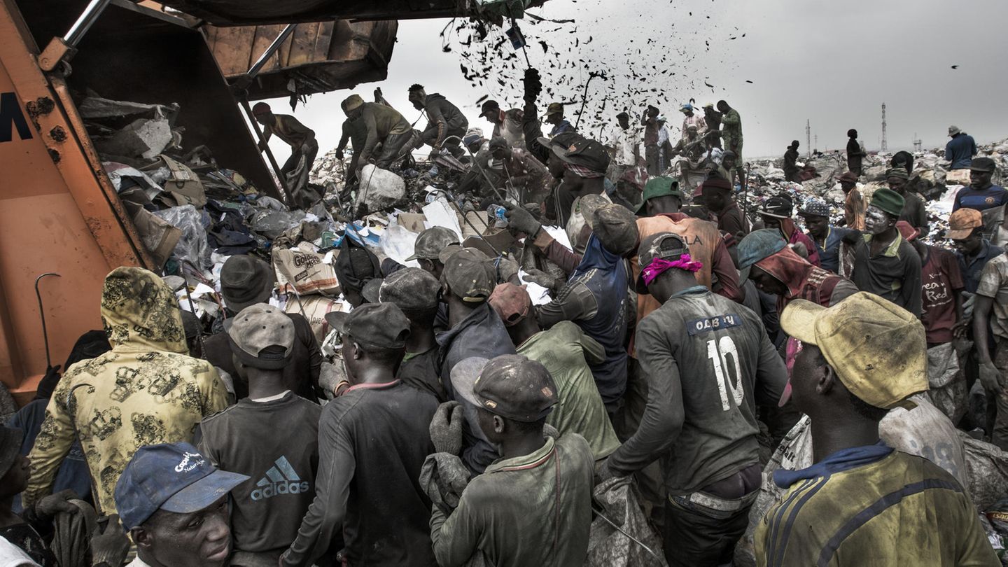 Lagos, Nigeria  Tag für Tag karren Müllwagen etwa 6000 Tonnen Abfall nach Olusosun. Die 43 Hektar umfassende Müllhalde ist die größte Nigerias – und wie andere Deponien der 18-MillionenStadt längst überfüllt. Das Risiko wächst, dass irgendwann einer der Müllberge zusammenbricht, auf denen Hunderte Menschen nach Plastik, Glas oder Metall suchen, mehr oder weniger geduldet von der staatlichen Müllbehörde. Im Jahr 2022 soll die Deponie endgültig schließen. Danach, so eine kühne Vision, soll dort ein Golfplatz oder ein Park entstehen.