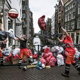 Am Zeedijk in Amsterdams Chinatown wird Restmüll abgeholt. Die roten Säcke sind für Gewerbemüll bestimmt