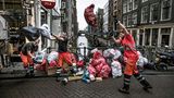 Am Zeedijk in Amsterdams Chinatown wird Restmüll abgeholt. Die roten Säcke sind für Gewerbemüll bestimmt