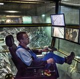 Amsterdam, Niederlande  Hier ist Müll ein Geschäft, das der private Entsorger Renewi kontrolliert. Das Unternehmen will nach London nun in Amsterdam an die Börse. Die Bürger liefern dafür die Ressourcen, indem sie Glas und Papier trennen, Plastik zu Containern in ihren Wohnvierteln tragen. Für Flaschen gibt es ein Pfand, für Dosen nicht. Restmüll landet in der Verbrennungsanlage Amsterdam West, einer der modernsten Europas. Dort können jährlich 1,4 Millionen Tonnen Müll verfeuert werden – aus dem Großraum der Stadt sowie Importe aus Großbritannien.