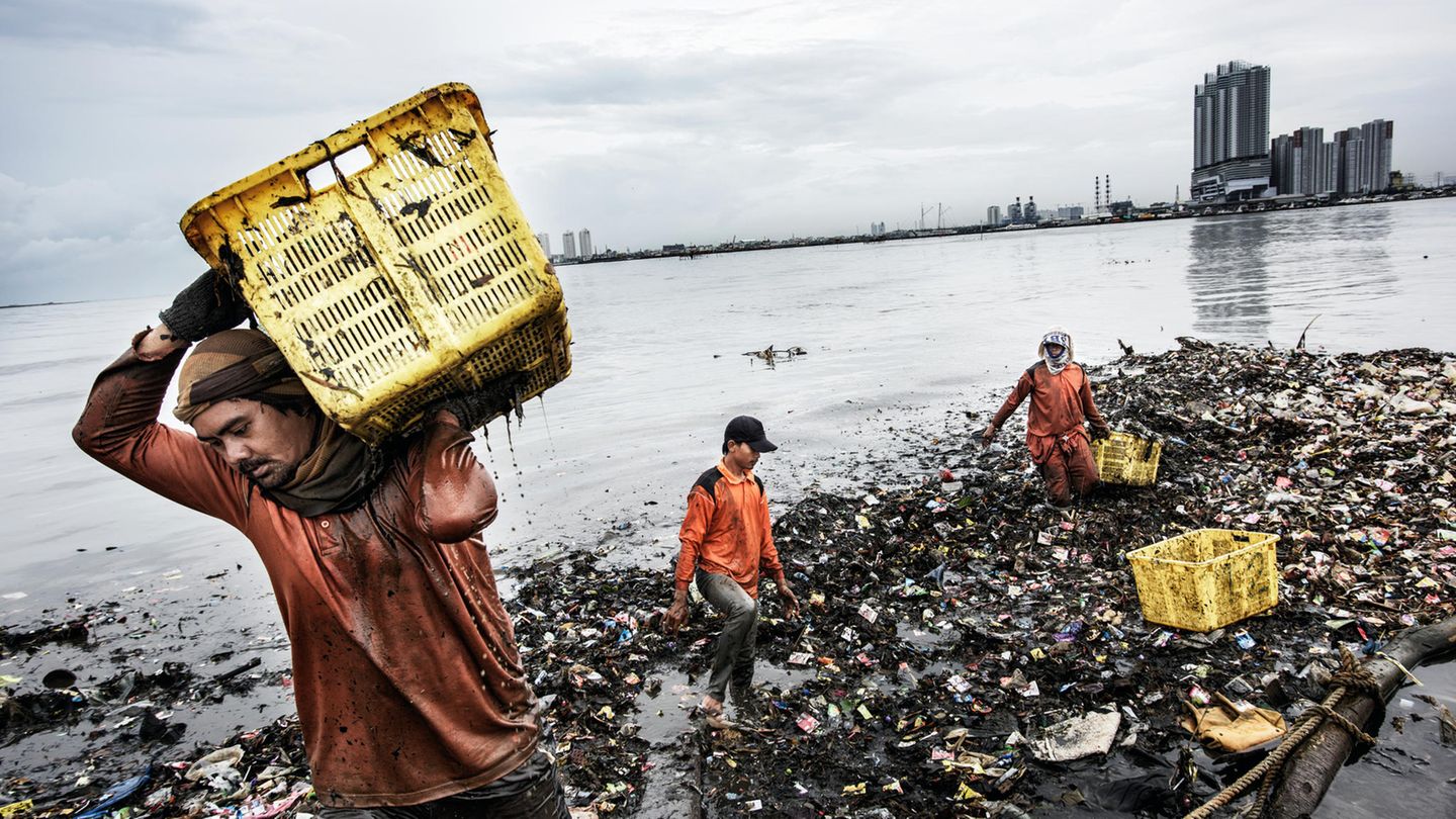 In der Bucht von Muara Angke befreit ein Reinigungsteam das Ufer von Müll – hauptsächlich Plastik