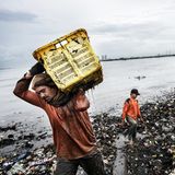 In der Bucht von Muara Angke befreit ein Reinigungsteam das Ufer von Müll – hauptsächlich Plastik