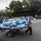 Sao Paulo, Brasilien  Sie gehören zum Straßenbild: die "Catadores", Müllsammler wie José Carlos, der auf seinem Handkarren blaue Säcke mit Krankenhausmüll transportiert. Oft sind sie in kleinen Kooperativen organisiert, José Carlos etwa bei "Cooper Glicério", wo mehr als 30 Sammler arbeiten. Bezahlt werden sie pro Kilo Glas, Aluminium, Plastik oder Papier. In Brasilien ist „Recyclingmaterial-Sammler“ ein eingetragener Beruf, und die Catadores werden statistisch erfasst: 387.910 waren es beim letzten großen Zensus 2010.