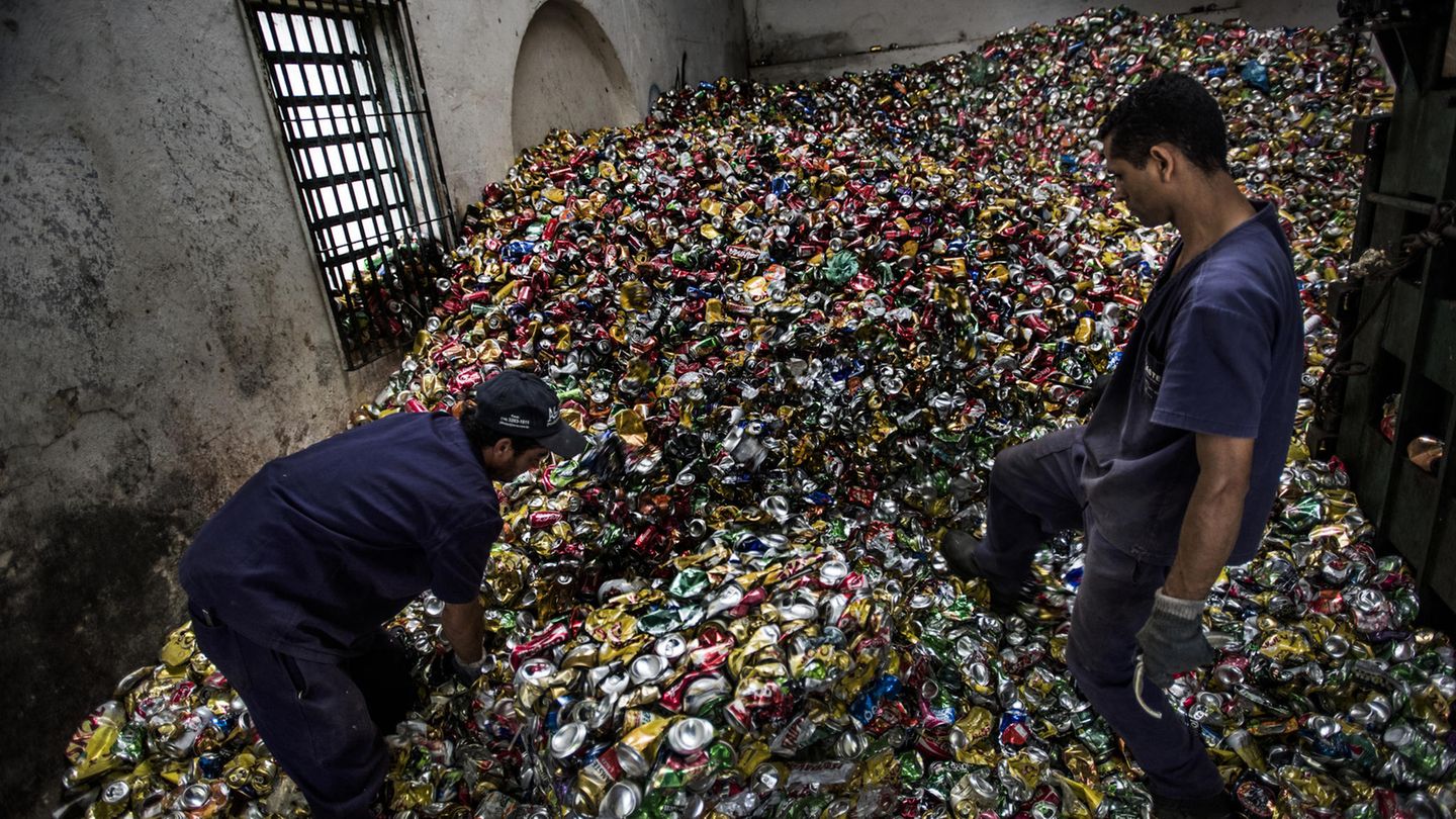 30 Tonnen Getränkedosen sortiert dieser Familienbetrieb pro Monat für Recyclinganlagen