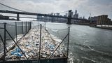New York City, USA  Die dicht besiedelte Metropole verlagert ihr Hausmüllproblem in die Ferne: Während Glas, Metall, Papier und Plastik stadtnah recycelt werden (hier zu sehen: eine Schute mit Plastik auf dem Weg nach Brooklyn), reist der Restmüll per Bahn oder Schiff bis nach Pennsylvania oder nach Virginia. Dort landet er auf Deponien, für die New York längst keinen Platz mehr hat.