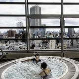 Tokio, Japan  Wer Mülltrennung in Deutschland für anspruchsvoll hält, kann in Japan dazulernen: Etwa zehn Abfallkategorien gilt es zu unterscheiden. Jede wird an einem anderen Tag abgeholt. Müllinspektoren kontrollieren Sortenreinheit und Ordnung: Liegt das Altpapier säuberlich verschnürt an der Straße? Sonst wird es nicht mitgenommen. Restmüll wird verbrannt und heizt zum Beispiel Swimmingpools