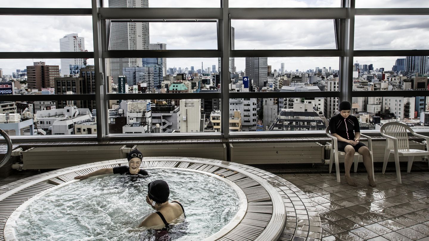 Umwelt: Tokio, Japan Wer Mülltrennung in Deutschland für anspruchsvoll hält, kann in Japan dazulernen: Etwa zehn Abfallkategorien gilt es zu unterscheiden. Jede wird an einem anderen Tag abgeholt. Müllinspektoren kontrollieren Sortenreinheit und Ordnung: Liegt das Altpapier säuberlich verschnürt an der Straße? Sonst wird es nicht mitgenommen. Restmüll wird verbrannt und heizt zum Beispiel Swimmingpools Tokio, Japan Wer Mülltrennung in Deutschland für anspruchsvoll hält, kann in Japan dazulernen: Etwa zehn Abfallkategorien gilt es zu unterscheiden. Jede wird an einem anderen Tag abgeholt. Müllinspektoren kontrollieren Sortenreinheit und Ordnung: Liegt das Altpapier säuberlich verschnürt an der Straße? Sonst wird es nicht mitgenommen. Restmüll wird verbrannt und heizt zum Beispiel Swimmingpools