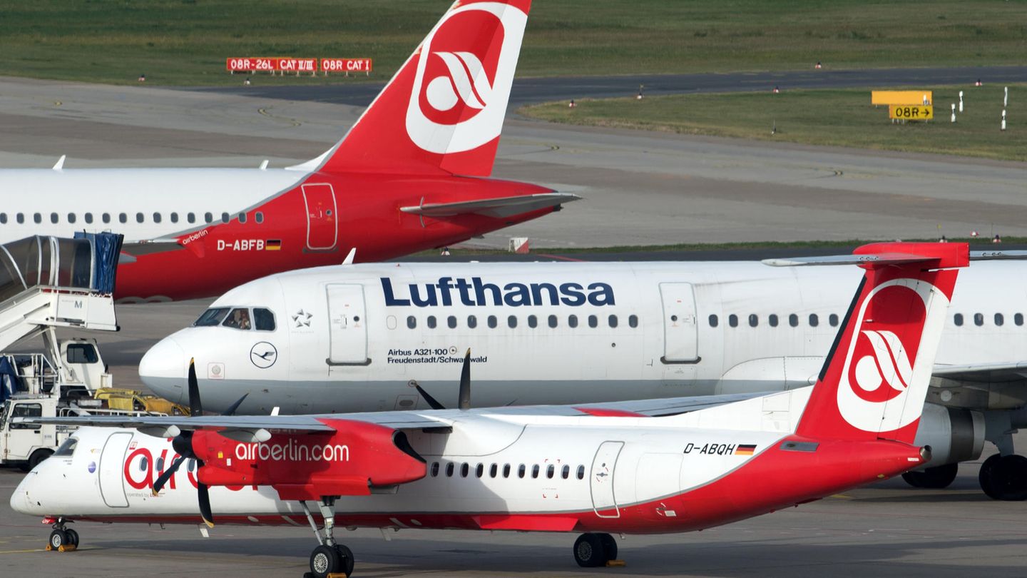 Flugzeuge auf dem Rollfeld in Berlin-Tegel. Im Vordergrund eine Bombardier Dash 8 der Luftverkehrsgesellschaft Walter, dahinter ein Airbus der Lufthansa und von Air Berlin. 