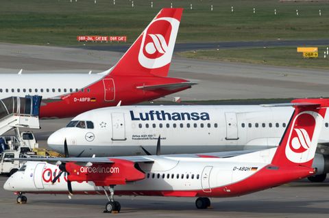 Flugzeuge auf dem Rollfeld in Berlin-Tegel. Im Vordergrund eine Bombardier Dash 8 der Luftverkehrsgesellschaft Walter, dahinter ein Airbus der Lufthansa und von Air Berlin. 
