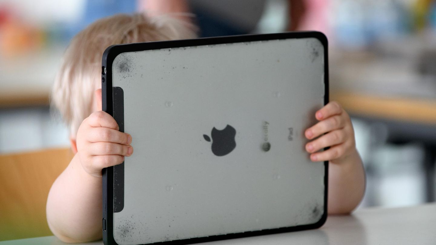 Mutter nimmt Sohn das Tablet weg - Zehnjähriger ruft Polizei