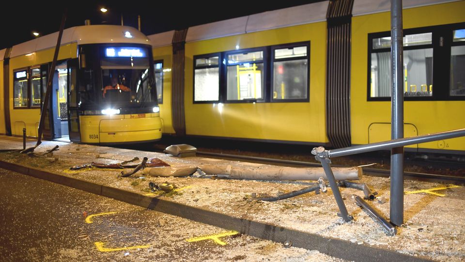 Glassplitter und Trümmer liegen an der Unfallstelle in Berlin-Friedrichshain