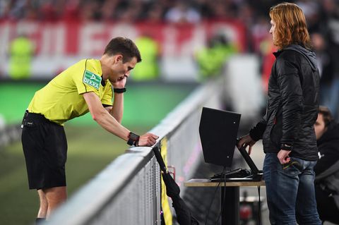 Foul oder kein Foul? Schiedsrichter Benjamin Cortus schaut sich die Szene im Video noch einmal an