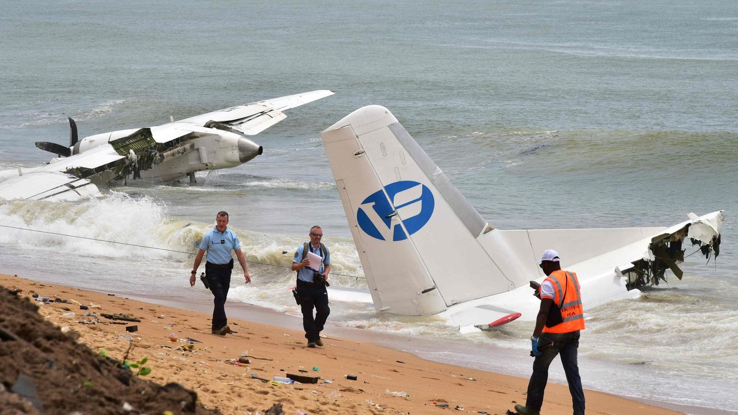 Самолет падает в воду. АН 26 В Африке. Крушение самолета в море. Самолёт падает в море. Самолет в Африке.