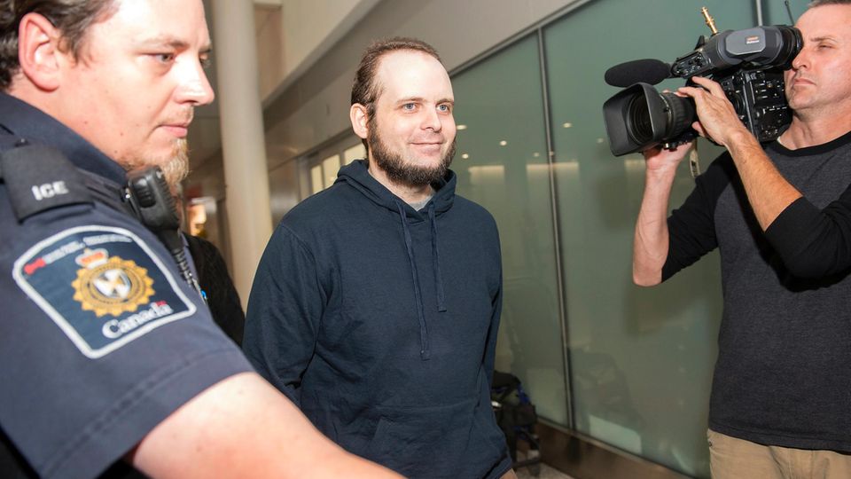 Joshua Boyle am Flughafen von Toronto: Er will zu den Medien sprechen Joshua Boyle am Flughafen von Toronto: Er will zu den Medien sprechen