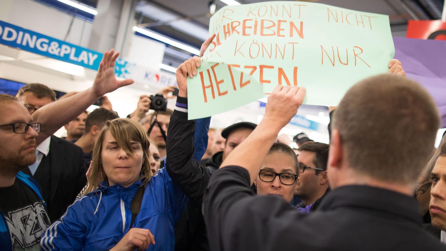 Demonstranten rangeln bei einer Lesung und Podiumsdiskussion mit Thüringens AfD-Landes- und Fraktionschef Höcke
