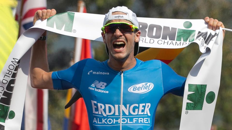 Patrick Lange feiert seinen Titelgewinn bei der Ironman-WM auf Hawaii