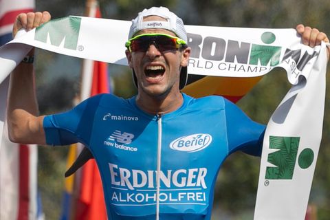 Patrick Lange feiert seinen Titelgewinn bei der Ironman-WM auf Hawaii