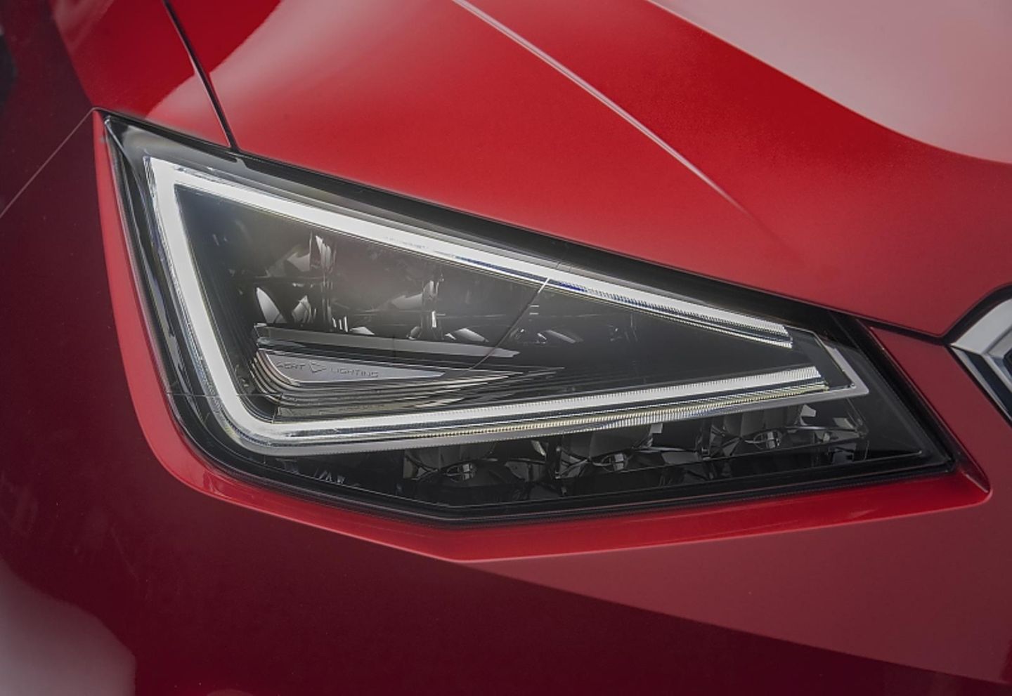 Das Tagfahrlicht zeichnet beim Seat Arona zackig