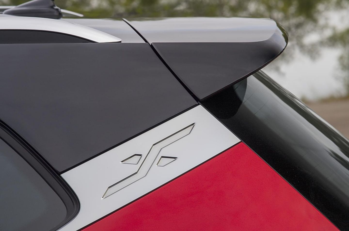 An der C-Säule prankt beim Seat Arona ein großes X