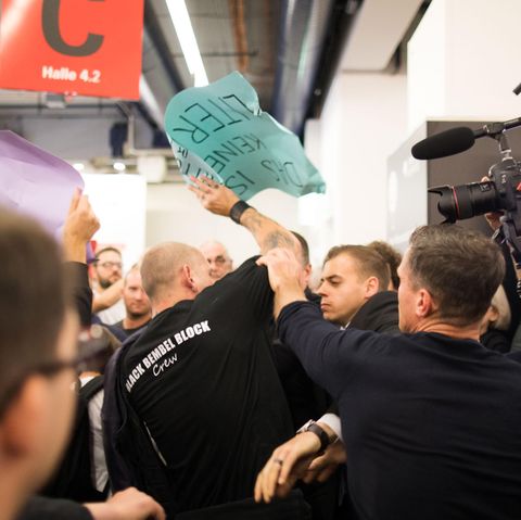 Tumultartige Szenen begleiten eine Lesung mit Thüringens AfD-Landeschef Björn Höcke auf der Frankfurter Buchmesse