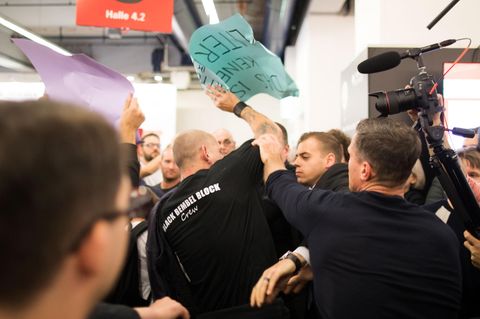 Tumultartige Szenen begleiten eine Lesung mit Thüringens AfD-Landeschef Björn Höcke auf der Frankfurter Buchmesse