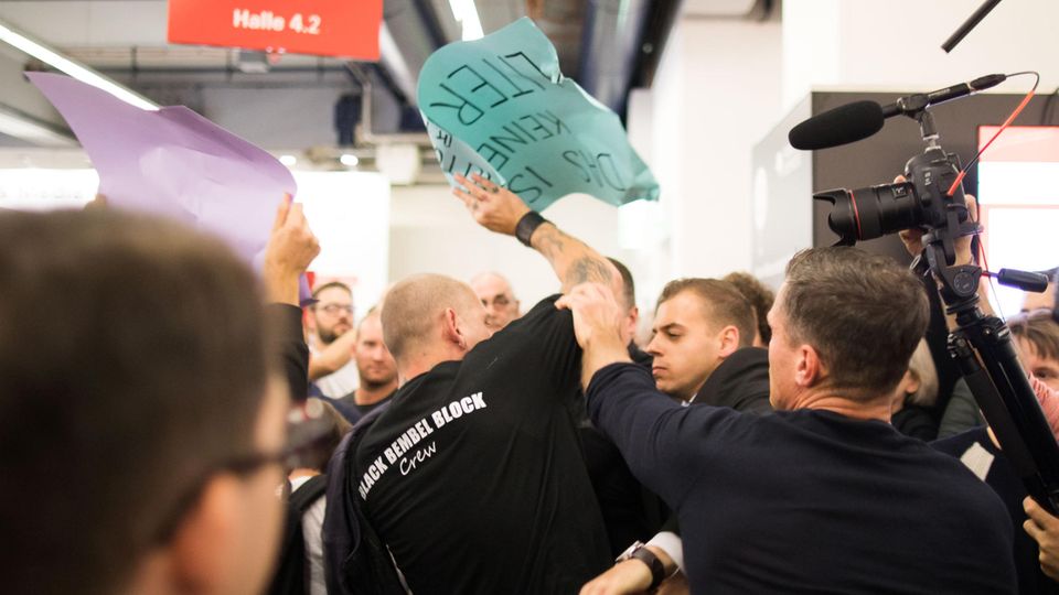 Tumultartige Szenen begleiten eine Lesung mit Thüringens AfD-Landeschef Björn Höcke auf der Frankfurter Buchmesse