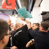 Plakate werden zerrissen und zerknüllt. Die Demonstranten rufen mit Sprechchören wie "Nazis raus" gegen die Lesung an. Höckes Anhänger antworten mit "Jeder hasst die Antifa". 