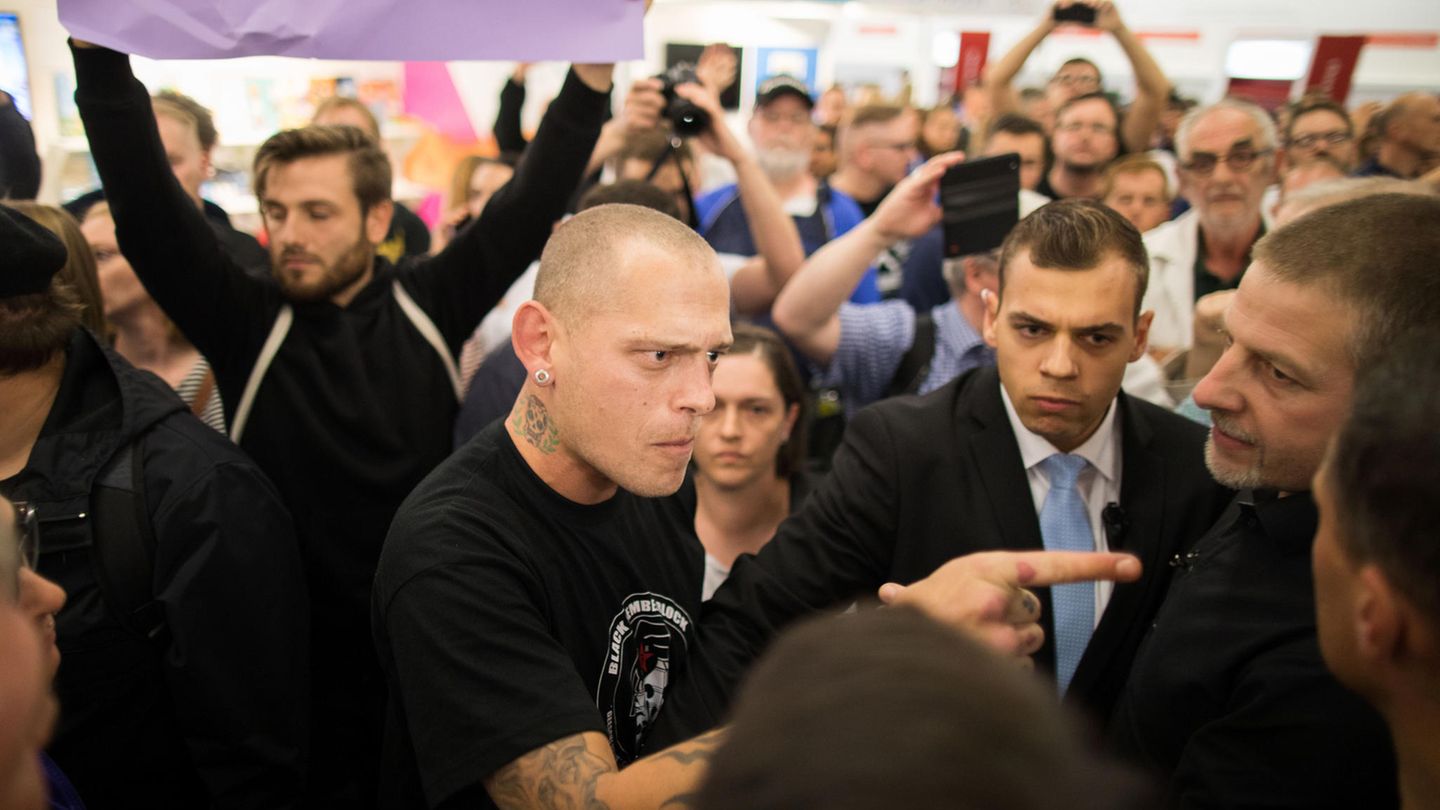 In der aufgeheizten Stimmung kommt es zu heftigen verbalen Beschimpfungen
