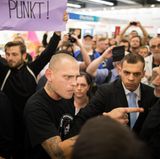 In der aufgeheizten Stimmung kommt es zu heftigen verbalen Beschimpfungen