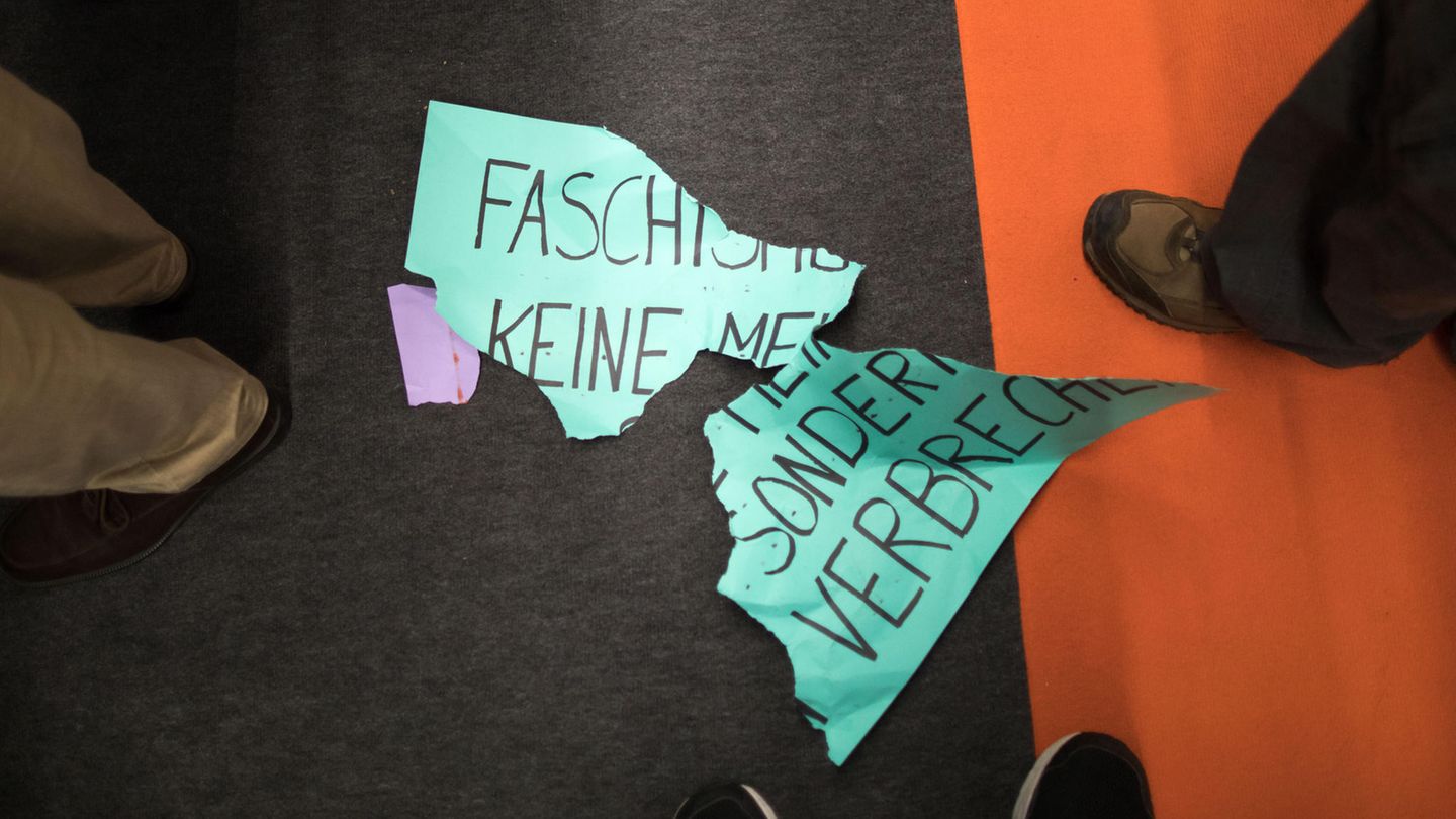 Ein zerrissenes Protestplakat liegt auf dem Boden der Frankfurter Buchmesse. Der Antaios-Verlag twitterte im Anschluss: "Zugegeben, wir hätten für die Vorstellung von 'Mit Linken leben' wohl besser eine eigene Halle buchen sollen. Nächstes Mal wissen wir Bescheid."