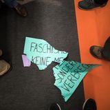 Ein zerrissenes Protestplakat liegt auf dem Boden der Frankfurter Buchmesse. Der Antaios-Verlag twitterte im Anschluss: "Zugegeben, wir hätten für die Vorstellung von 'Mit Linken leben' wohl besser eine eigene Halle buchen sollen. Nächstes Mal wissen wir Bescheid."