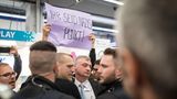 Der Börsenverein des Deutschen Buchhandels und die Frankfurter Buchmesse kritisieren die gewalttätigen Ausschreitungen: "Wir verurteilen jede Form der Gewalt", heißt es in einer gemeinsamen Stellungnahme. "Die Frankfurter Buchmesse lebt von der Vielfalt der Meinungen und ist ein Ort des freien Dialogs."