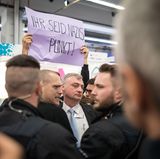 Der Börsenverein des Deutschen Buchhandels und die Frankfurter Buchmesse kritisieren die gewalttätigen Ausschreitungen: "Wir verurteilen jede Form der Gewalt", heißt es in einer gemeinsamen Stellungnahme. "Die Frankfurter Buchmesse lebt von der Vielfalt der Meinungen und ist ein Ort des freien Dialogs."