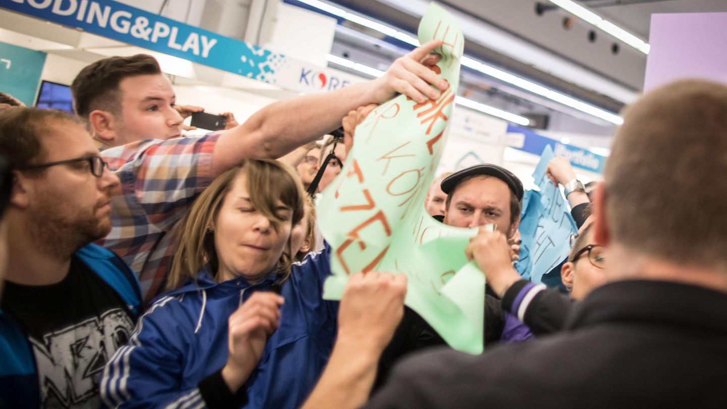 Ungewohnte Szenen auf der Frankfurter Buchmesse: Während einer Lesung und Podiumsdiskussion mit Thüringens Afd-Landes- und Fraktionschef Björn Höcke kommt es zu Tumulten. Demonstranten rangeln mit Ordnern, Plakate werden zerrissen.