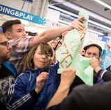 Ungewohnte Szenen auf der Frankfurter Buchmesse: Während einer Lesung und Podiumsdiskussion mit Thüringens Afd-Landes- und Fraktionschef Björn Höcke kommt es zu Tumulten. Demonstranten rangeln mit Ordnern, Plakate werden zerrissen.
