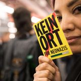 Zeichen gegen rechts: Eine Demonstrantin hält eine Karte mit der Aufschrift "Kein Ort für Neonazis". Die Buchmesse - eines der größten Events der Publishing-Welt - geht heute in Frankfurt zu Ende.