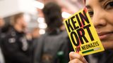 Zeichen gegen rechts: Eine Demonstrantin hält eine Karte mit der Aufschrift "Kein Ort für Neonazis". Die Buchmesse - eines der größten Events der Publishing-Welt - geht heute in Frankfurt zu Ende.