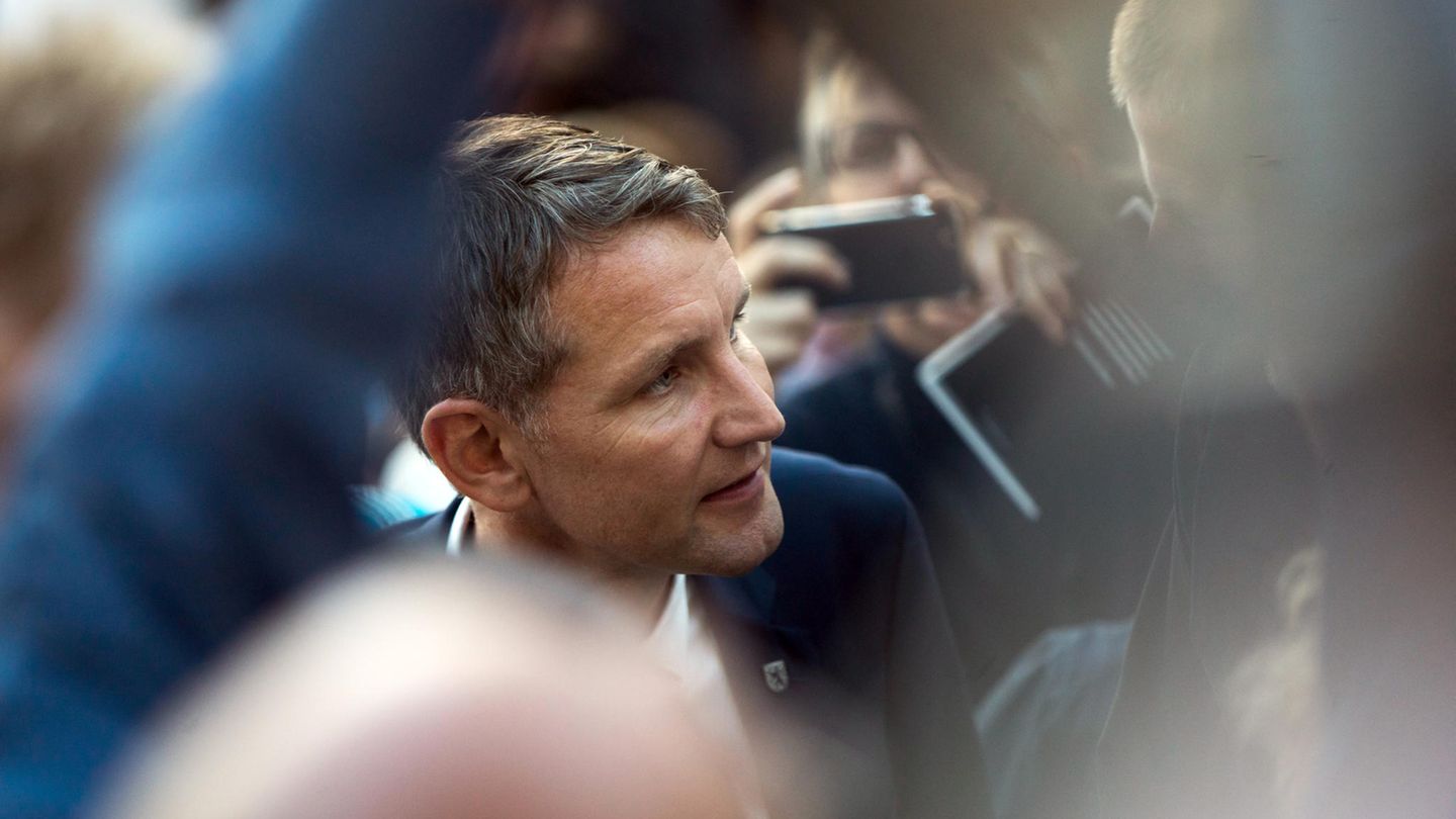 Björn Höcke nimmt am Samstag an einer Buchpräsentation des rechts-orientierten Antaios-Verlages teil, der Titel des Buches: "Mit Linken leben". Am Rande der Lesung kommt es zu Protesten gegen Höcke.