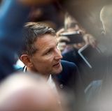 Björn Höcke nimmt am Samstag an einer Buchpräsentation des rechts-orientierten Antaios-Verlages teil, der Titel des Buches: "Mit Linken leben". Am Rande der Lesung kommt es zu Protesten gegen Höcke.