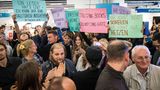 Demonstranten halten Protestplakate hoch. Sie tragen die Aufschriften "Ihr könnt nicht schreiben. Ihr könnt nur hetzen" oder "Meinungsfreiheit Ja! Menschenverachtung Nein!".