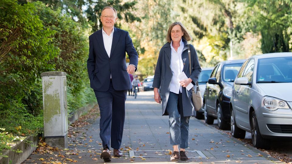 Ministerpräsident Stephan Weil (SPD) kommt mit seiner Frau Rosemarie zur Stimmabgabe