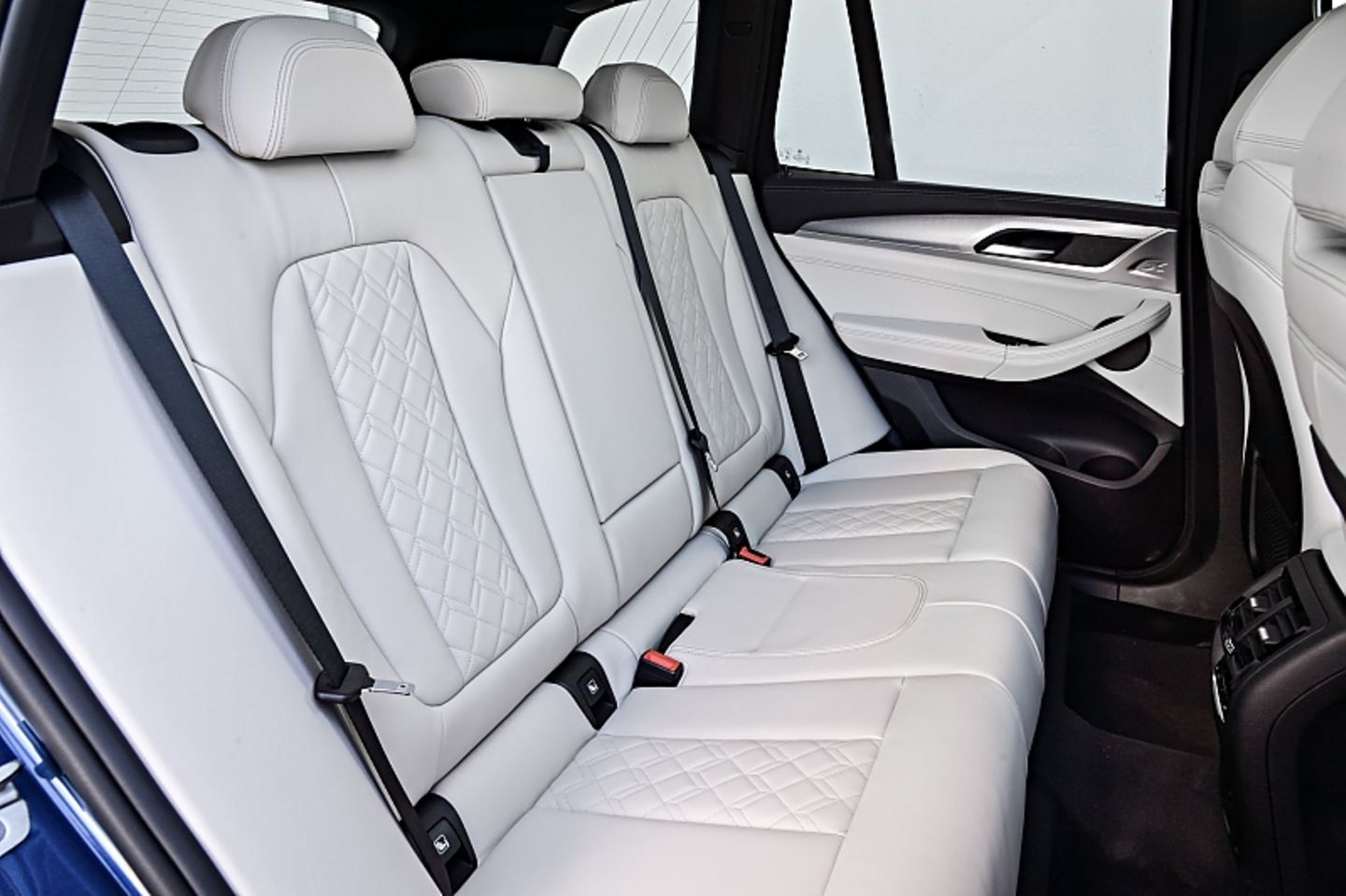 BMW X3 M40i xDrive - das Platzangebot ist gut, doch die Rückbank könnte komfortabler sein
