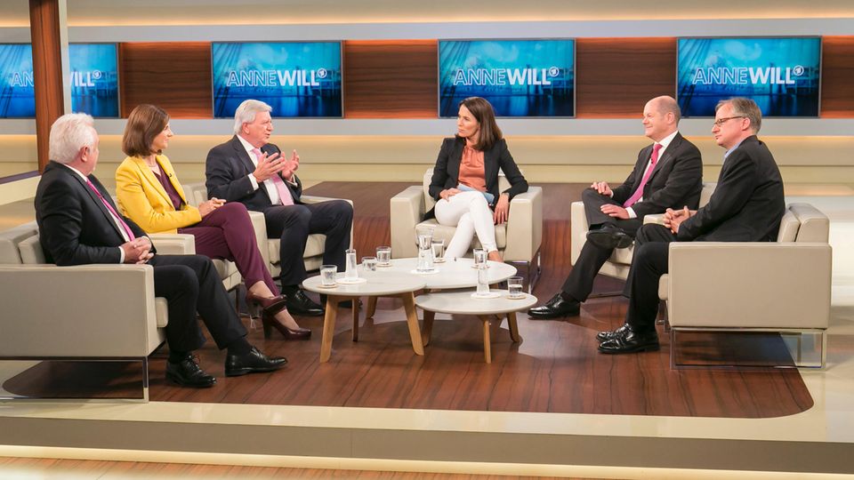 Twitter-Reaktionen zur Polit-Talkshow: "Anne Will denkt tatsächlich sie könnte Koalitionsverhandlungen führen" Twitter-Reaktionen zur Polit-Talkshow: "Anne Will denkt tatsächlich sie könnte Koalitionsverhandlungen führen"