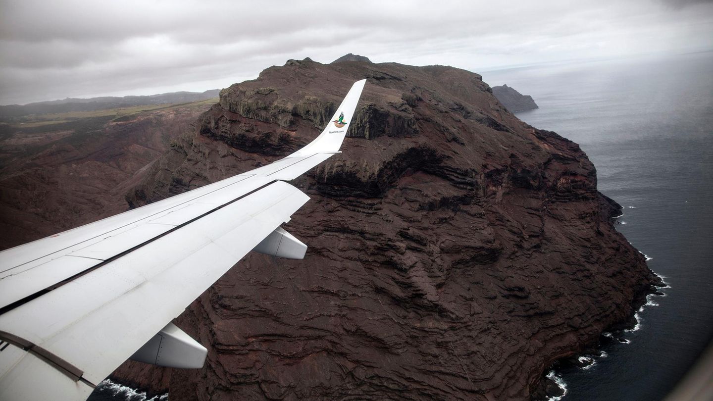Nach dem 2000 Kilometer langen Flug über das offene Meer kommt St. Helena in Sicht