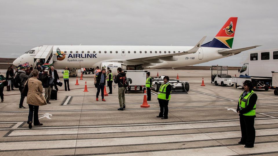 St. Helena im Südatlantik: Die Embraer 190 der südafrikanischen Airlink ist auf dem Flughafen von St. Helena gelandet. Die Embraer 190 der südafrikanischen Airlink ist auf dem Flughafen von St. Helena gelandet.