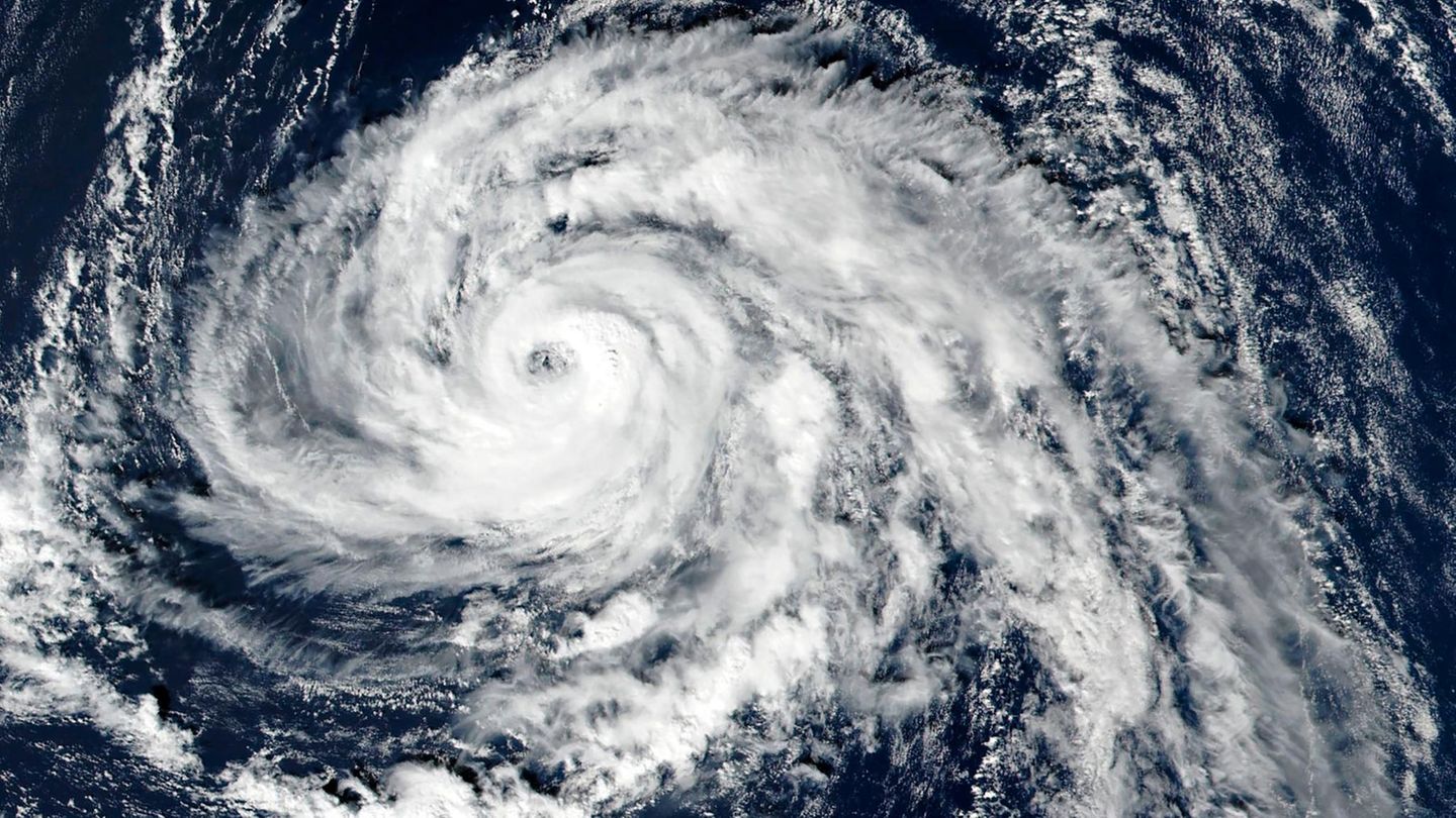Der Ex-Hurrikan Ophelia über dem Atlantik