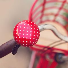 Fahrradlenker mit roter Klingel