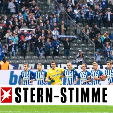 Die Mannschaft von Hertha BSC bei ihrem "Kniefall" - ein richtiges und wichtiges Zeichen, sagt stern-Stimme Philipp Köster